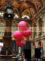 Esferas hinchables Banca Cívica en el interior de Bolsa de Madrid